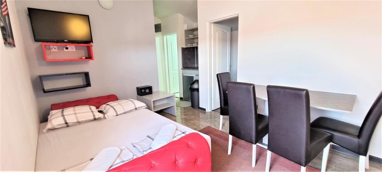 נובליה Apartments Prince & Tiffany מראה חיצוני תמונה